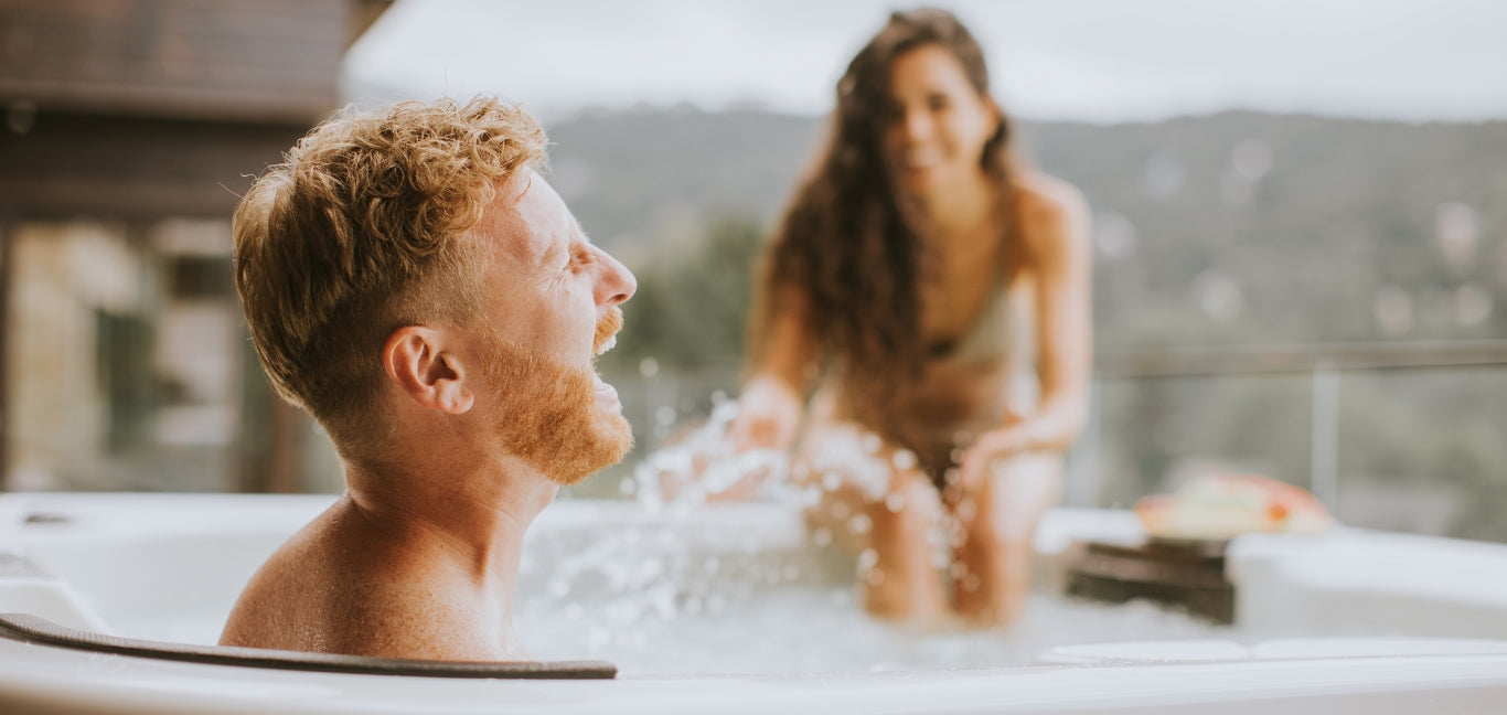 Twee mensen ontspannen samen in een buitenspa aan het eind van de dag