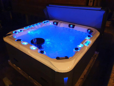 Een spa van FonteynSpa's in de avond.
