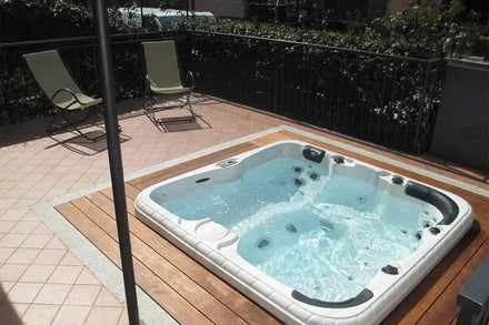 Jacuzzi im Frühling: warmes Wasser im Frühling genießen