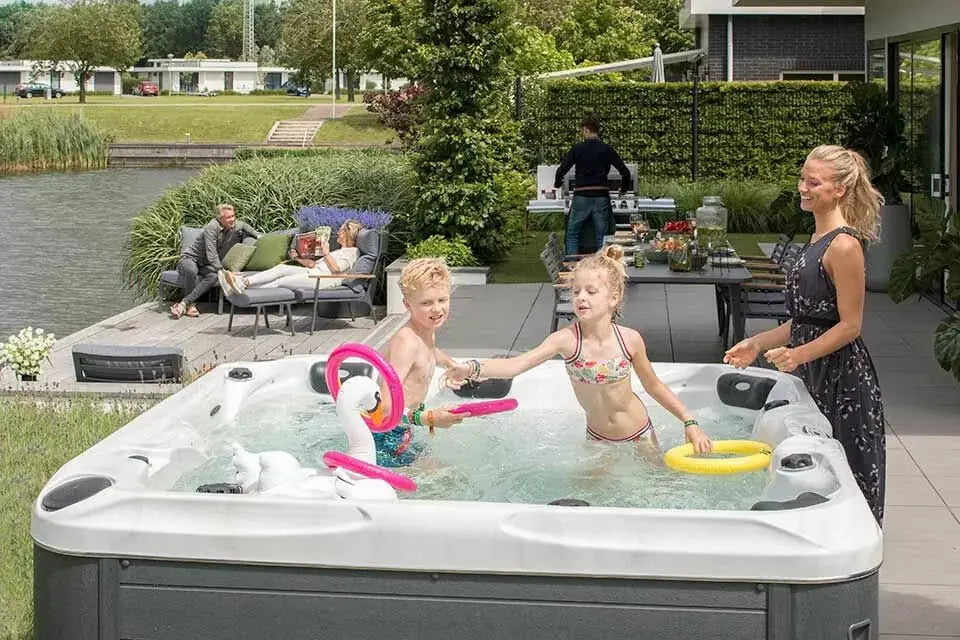 Jacuzzi buiten: plaatsing, ondergrond en bescherming