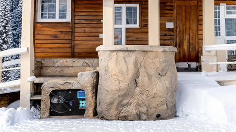 Rond rock ice bath in natuursteenstijl buiten, ideaal als jacuzzi buiten of zwemspa in sneeuwomgeving.
