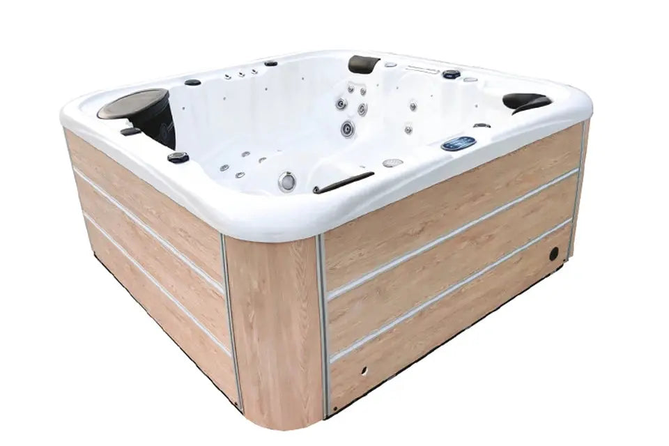 Spa Tropic Spas Key Largo mit Verkleidung in Holzoptik, weißer Wanne und schwarzen Kopfstützen, schräg von vorne gesehen.