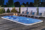 Moderne zwemspa met blauwe verlichting voor buiten, ideale jacuzzi kopen voor sport en ontspanning.