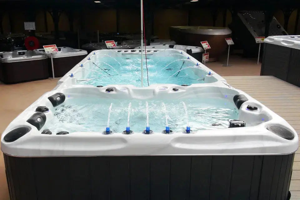 Moderne zwemspa met ligzones en krachtig jetsysteem ideaal als jacuzzi buiten of swimspa voor fitness en ontspanning.