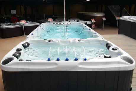 Moderne zwemspa met ligzones en krachtig jetsysteem ideaal als jacuzzi buiten of swimspa voor fitness en ontspanning.