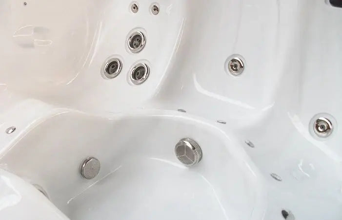 Witte jacuzzi met meerdere jetdoppen en ergonomische zitplaatsen, ideaal voor zwemspa buitengebruik.
