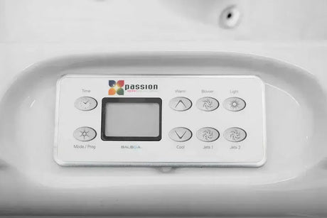 Wit bedieningspaneel voor jacuzzi met digitale display en knoppen voor zwemspa en jacuzzi buiten functies.