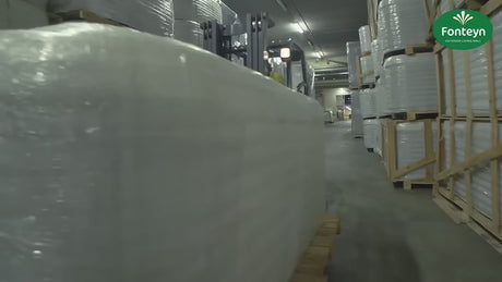 Magazijn van Fonteyn Spas in Uddel: rijen in folie verpakte spa-kuipen op pallets, klaar voor levering.